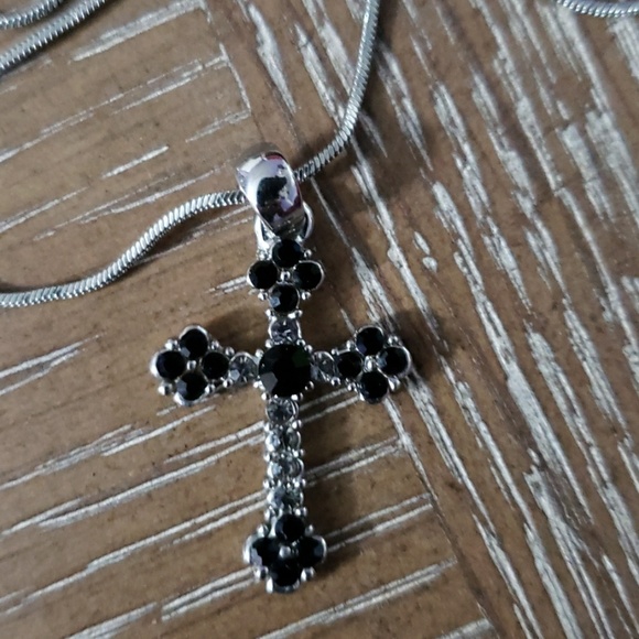 Cross necklace - Picture 2 of 3